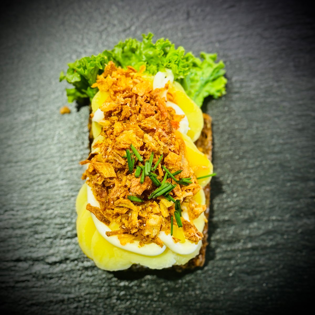 Kartoffel med mayonnaise og ristede løg (V)