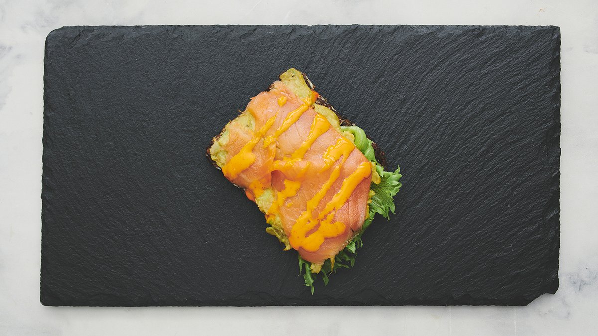Røget færøsk laks med avocado, dild og chilimayo