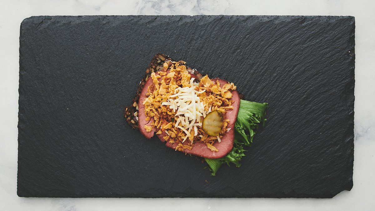 Roastbeef med remoulade, peberrod, ristede løg og syltede agurker