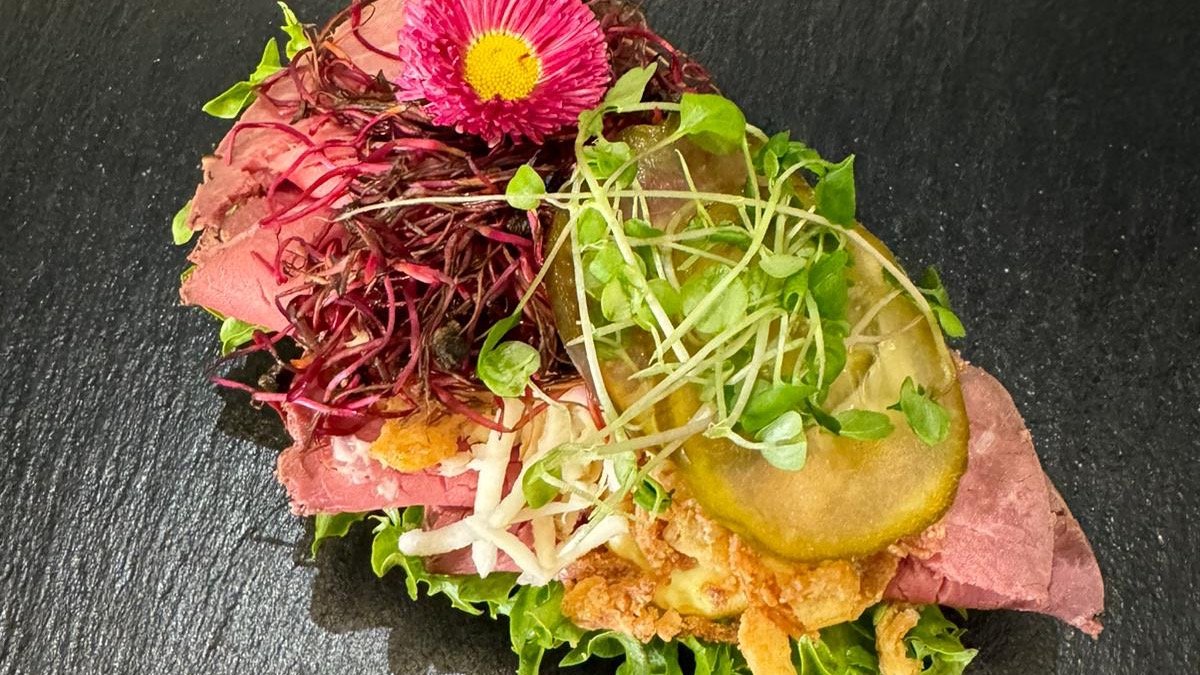 Rostbeef med Remoulade, Ristede Løg, Peberrod and Spire