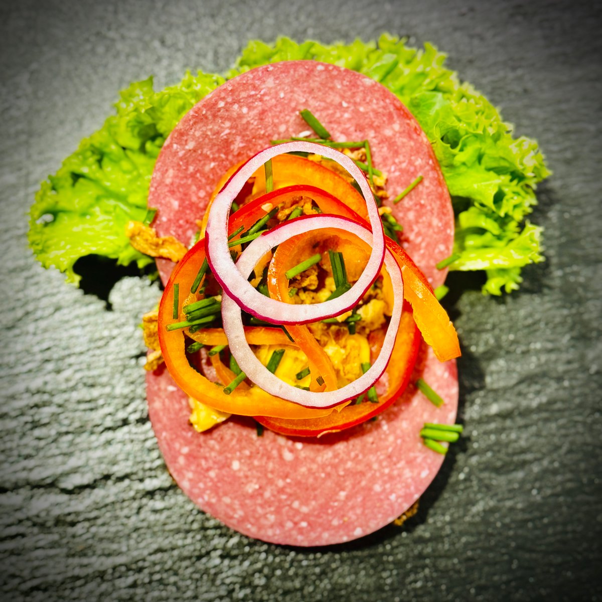 Spegepølse med remoulade, ristede løg, rå løg og peberfrugt