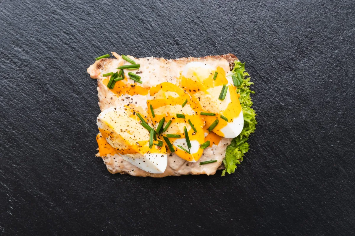 Spicy tunsalat med æg og purløg