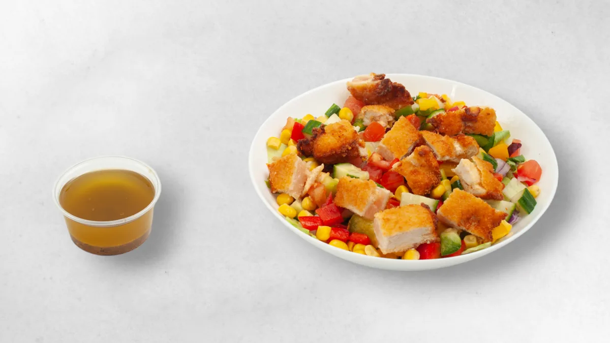 Salat mit gebackenen Hühnchenstücken