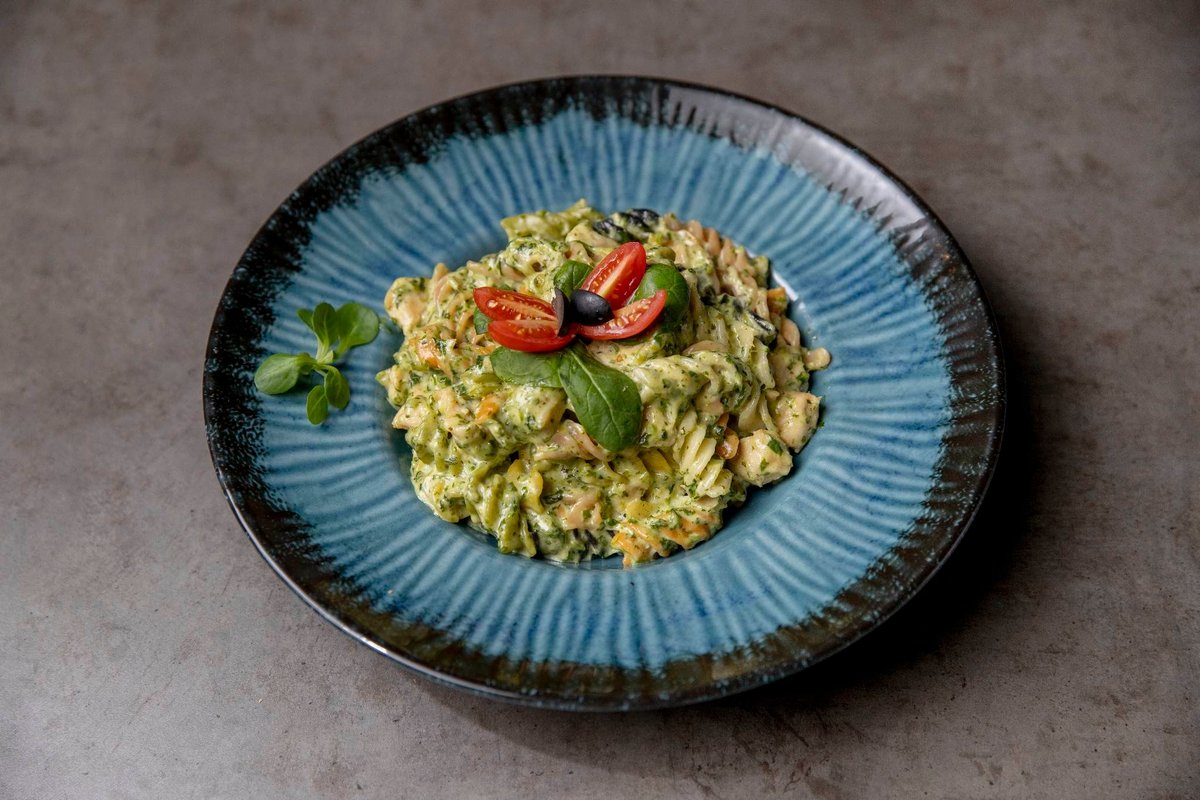 Pasta sa spanaćem i piletinom u pavlaci