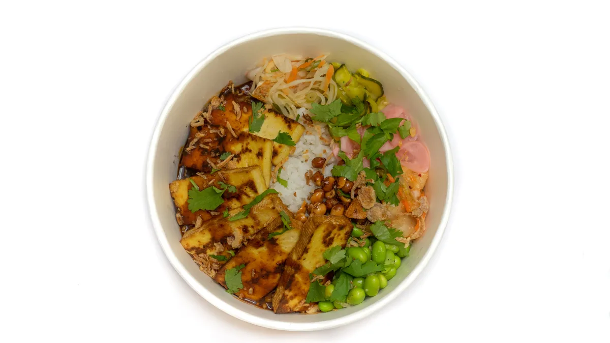 Bowl s údeným tofu