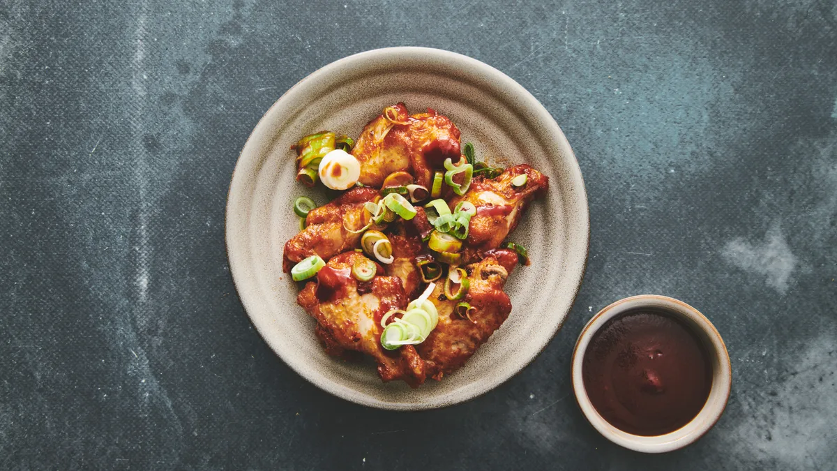 Buffalo Wings med BBQ sauce og forårsløg
