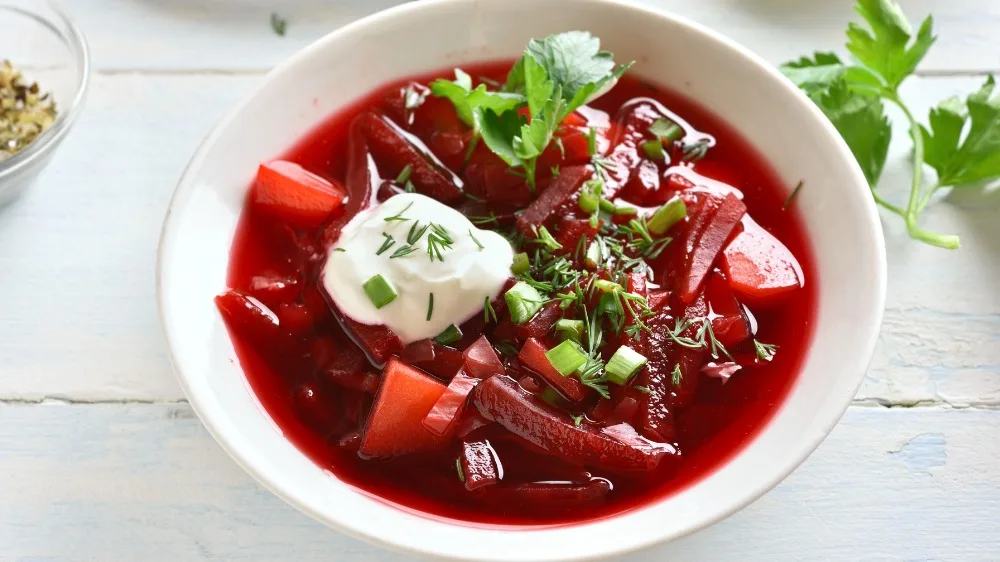 Vegetariánský boršč + 30 g zakysané smetany