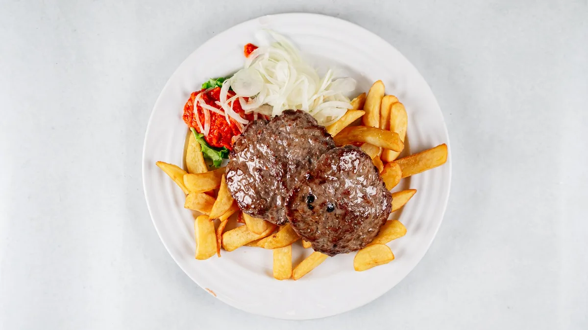 Pljeskavica i pommes frites