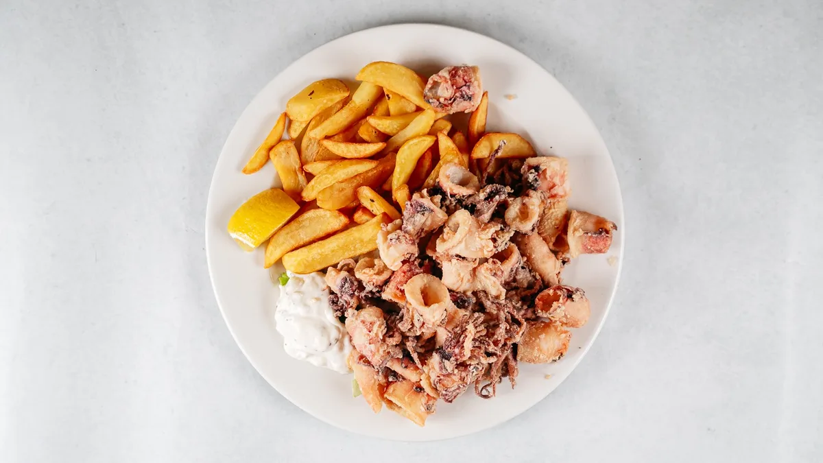Pržene lignje i pommes frites