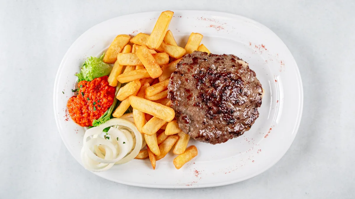 Punjena pljeskavica i pommes frites