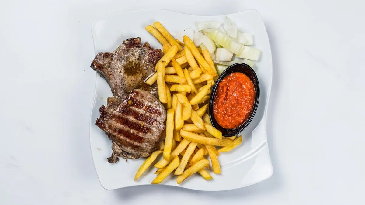 Svinjski kotlet s pommes fritesom
