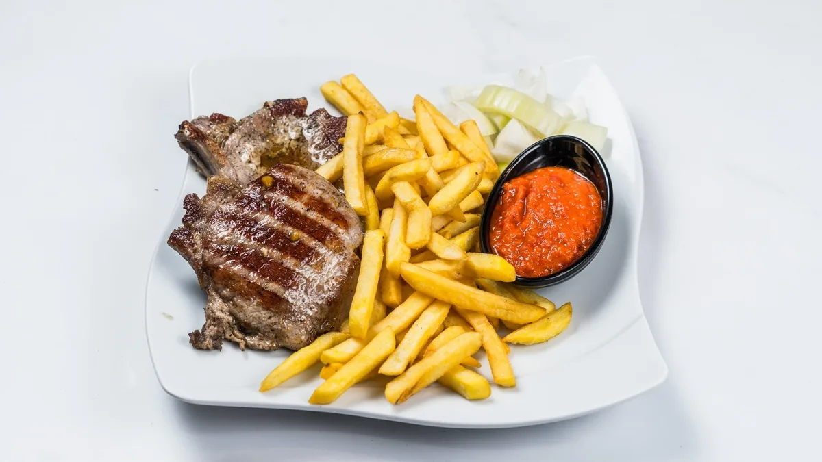 Teleći kotlet s pommes fritesom