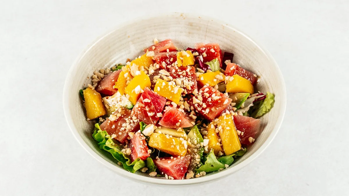 Salata s tunom i mangom