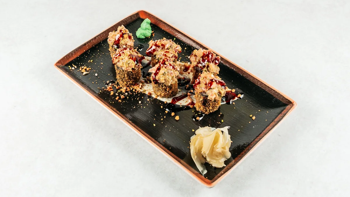 Tuna tartar roll