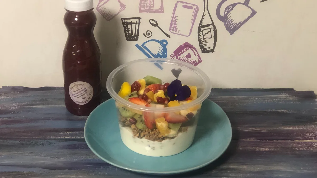 Gizi mama menüje. Granola kókuszjoghurttal, friss gyümölcsökkel + piros smoothie