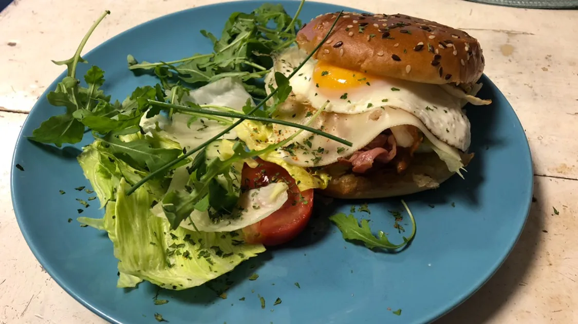 Menü 4. (gyümölcsleves+tojás burger bacönös)