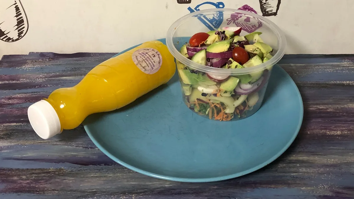 Menü V2-Avokádós friss saláta és egy választott friss smoothie 3dl