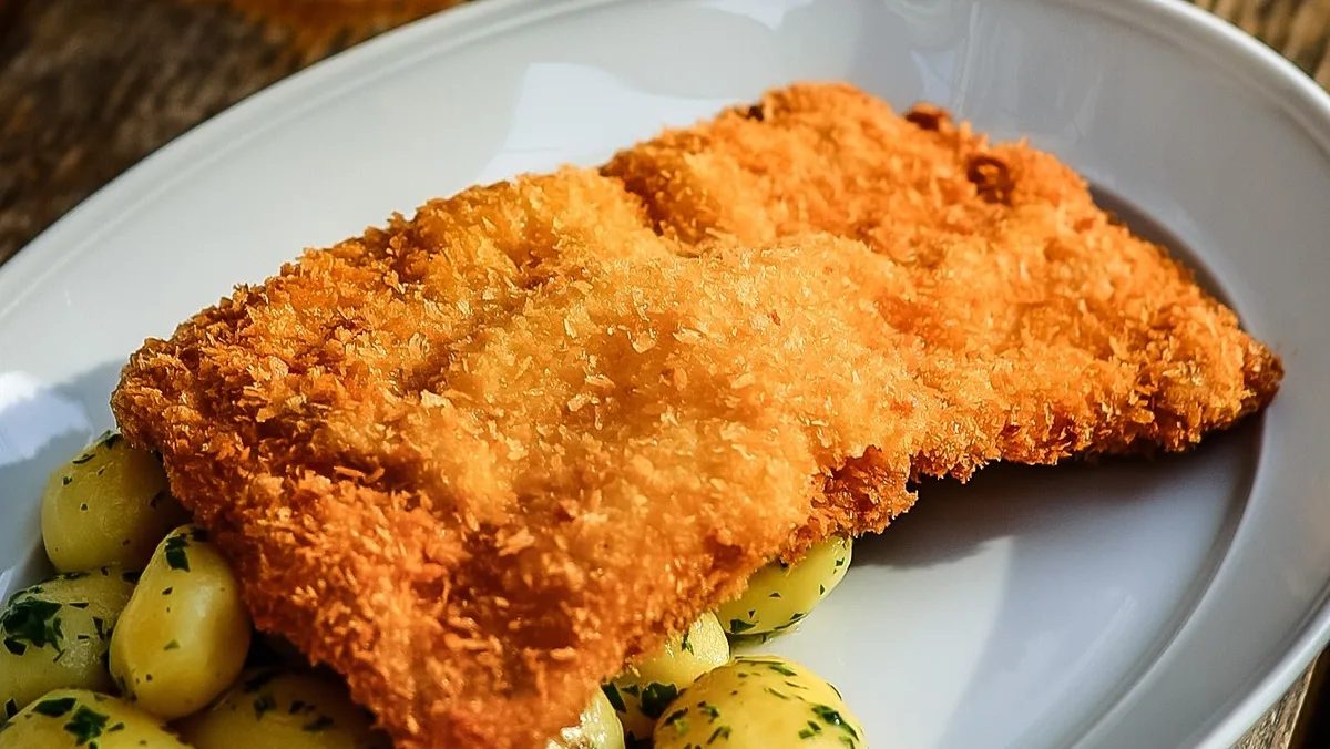 Fokhagymás tejben pácolt karaj pankó morzsában rántva