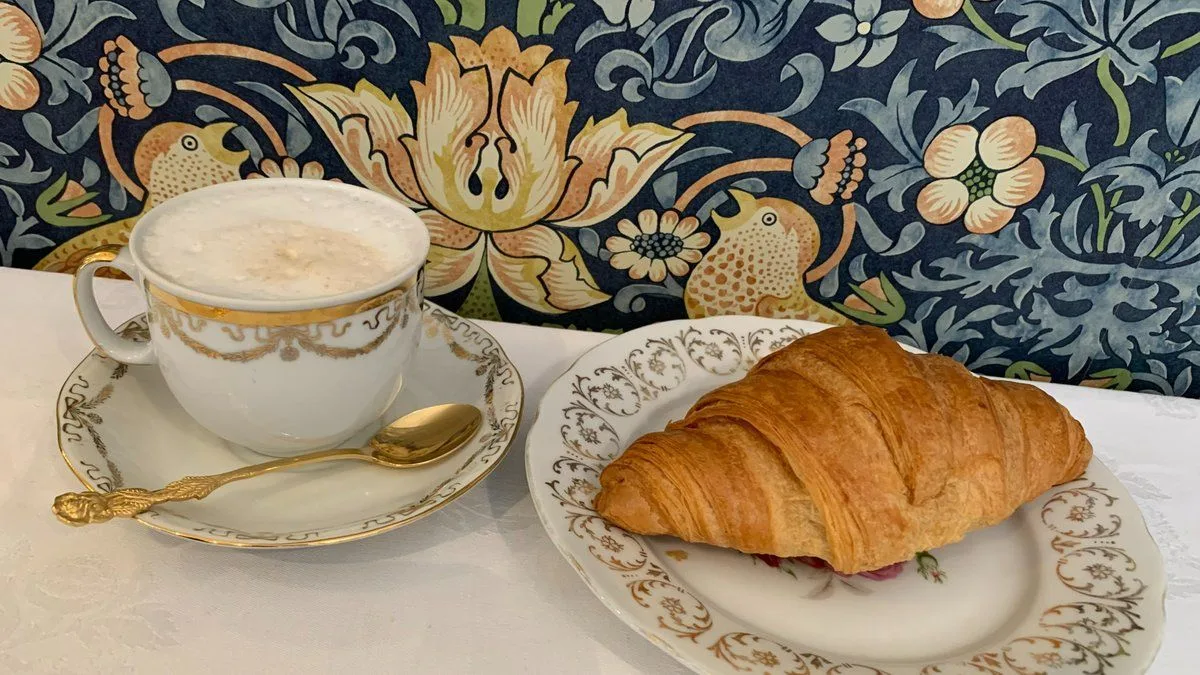 Croissant forró itallal