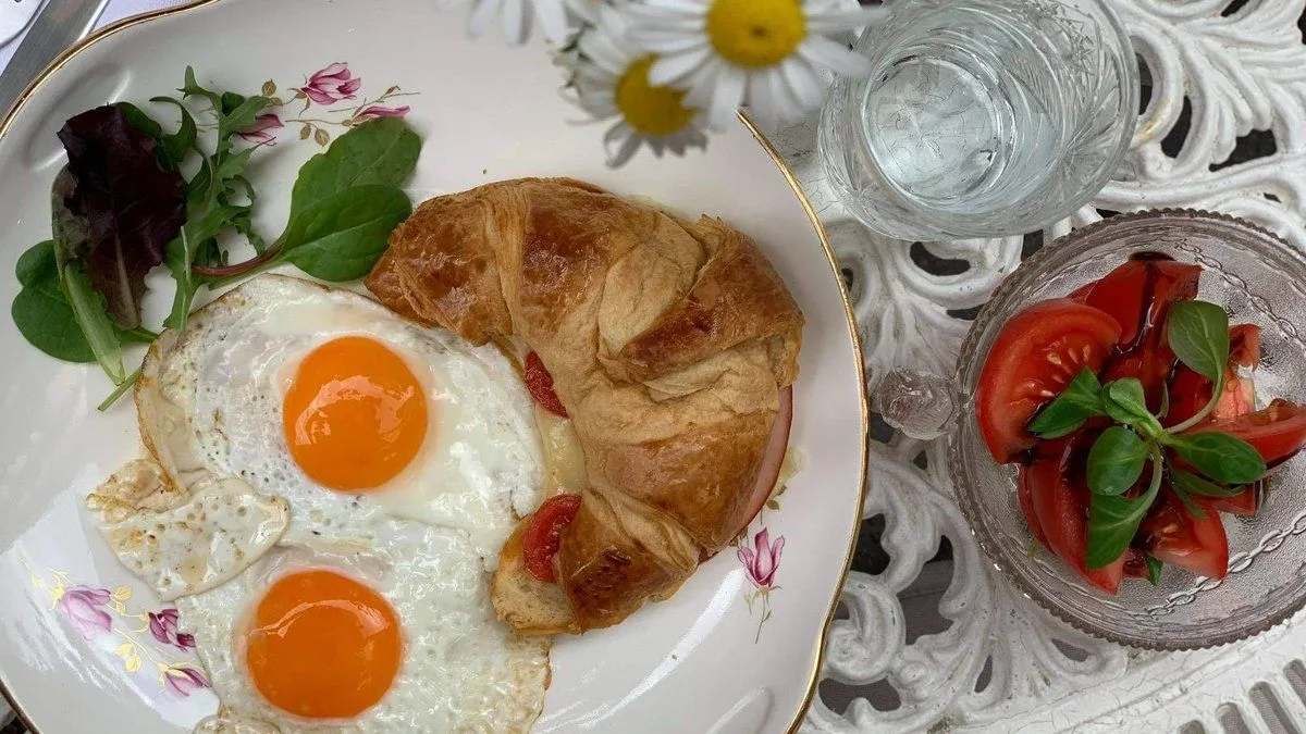 Grillezett croissant szendvics tükörtojással, paradicsomos salátával