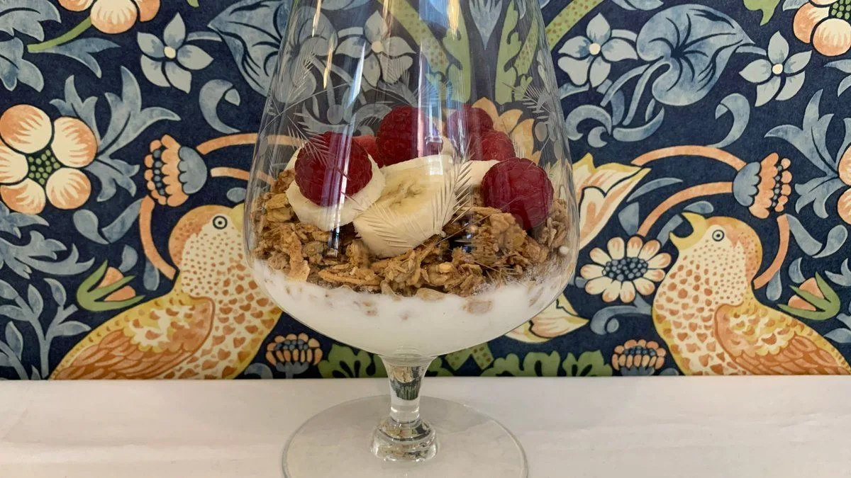 Joghurtos granola tál friss gyümölcsökkel