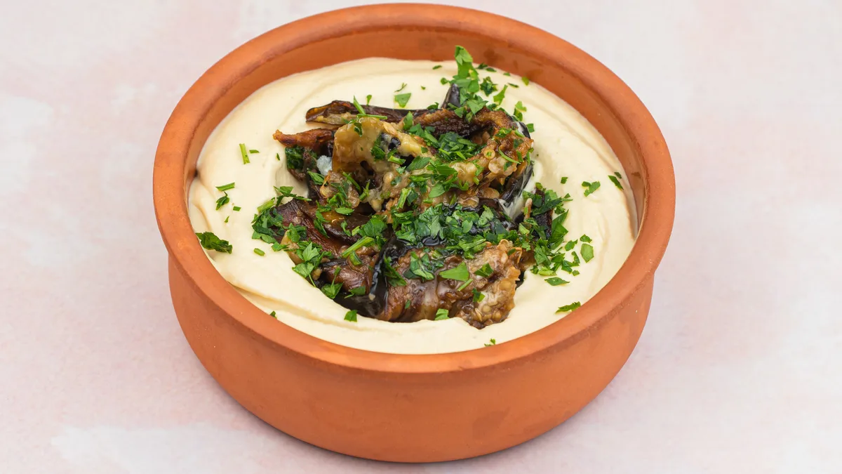 Humus sa plavim patlidžanom