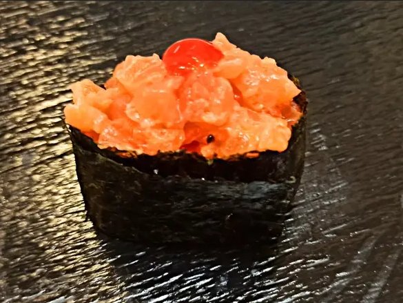 Gunkan spicy Losos
