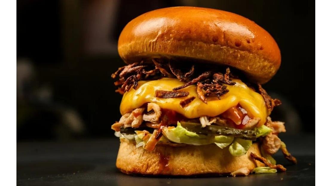 Cheeseburger+ Cartofi Prajiti