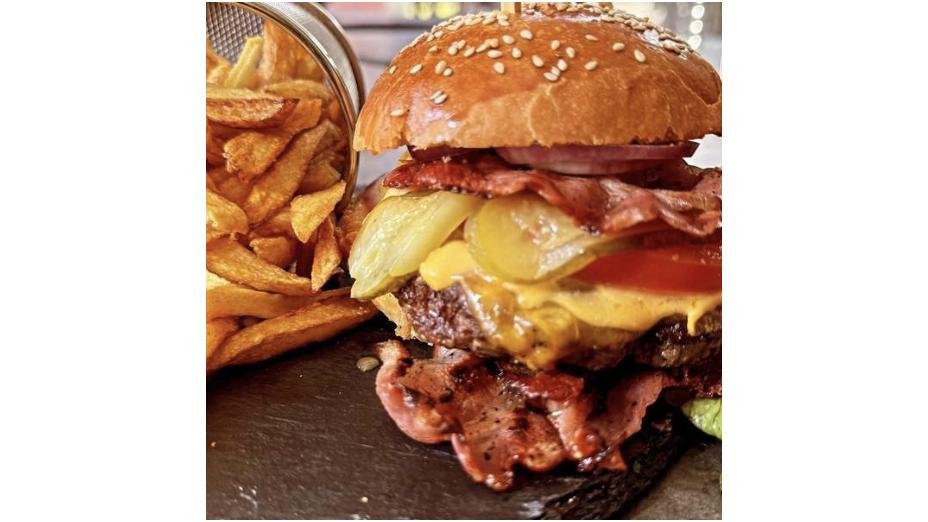 Meniu American Burger + cartofi proaspeți prăjiți