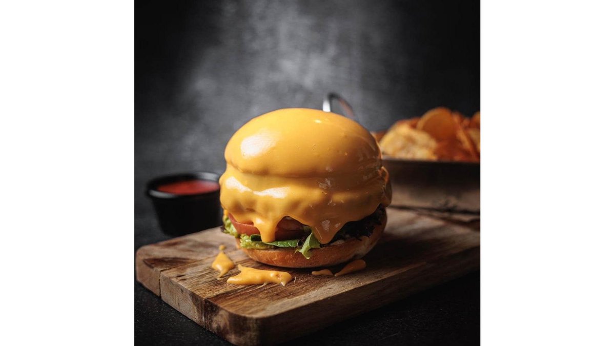 Vulcano Burger + Cartofi Prajiti