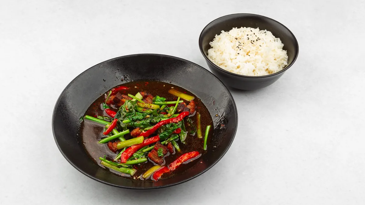 Stir-fry kitajski brokoli s hrustljavo svinjino 🌶🌶