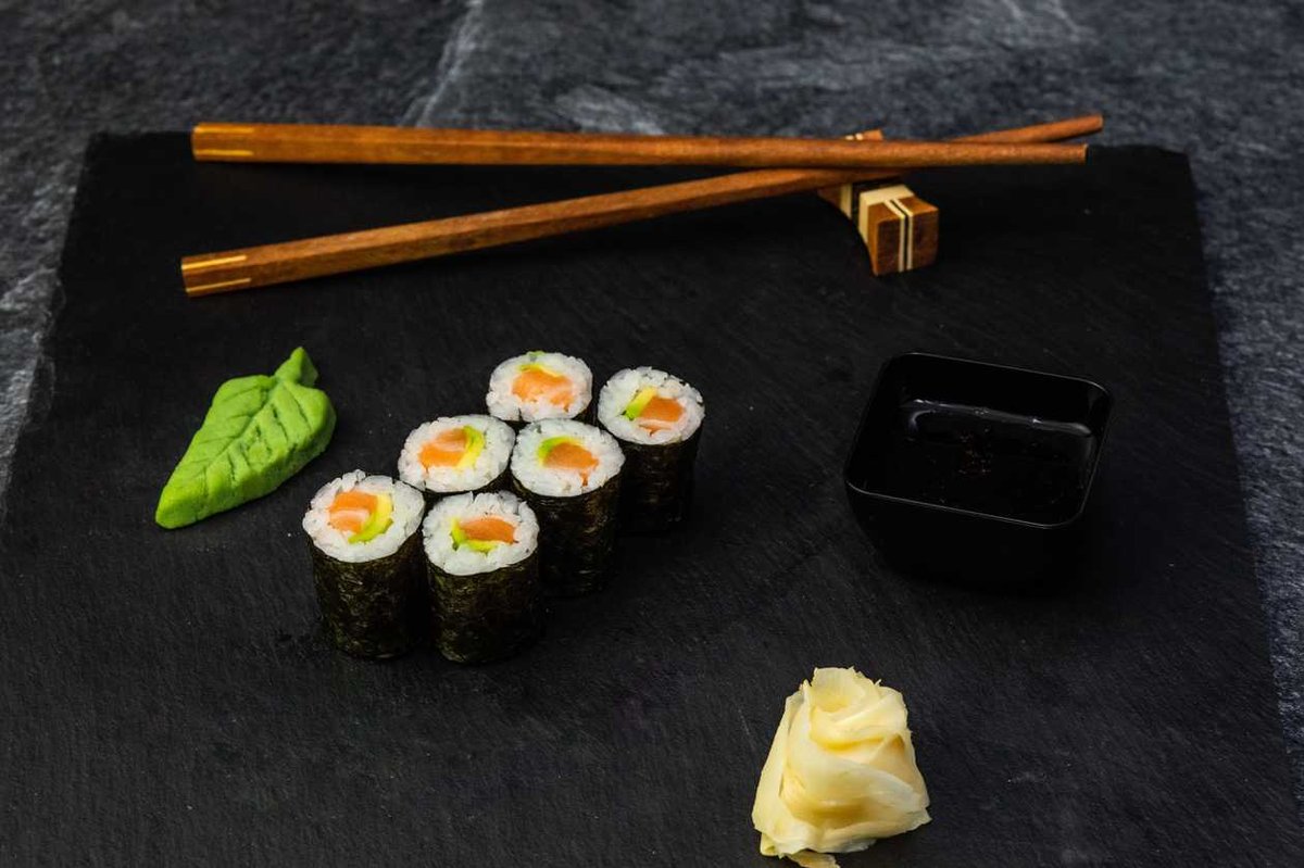 Maki somon and avocado