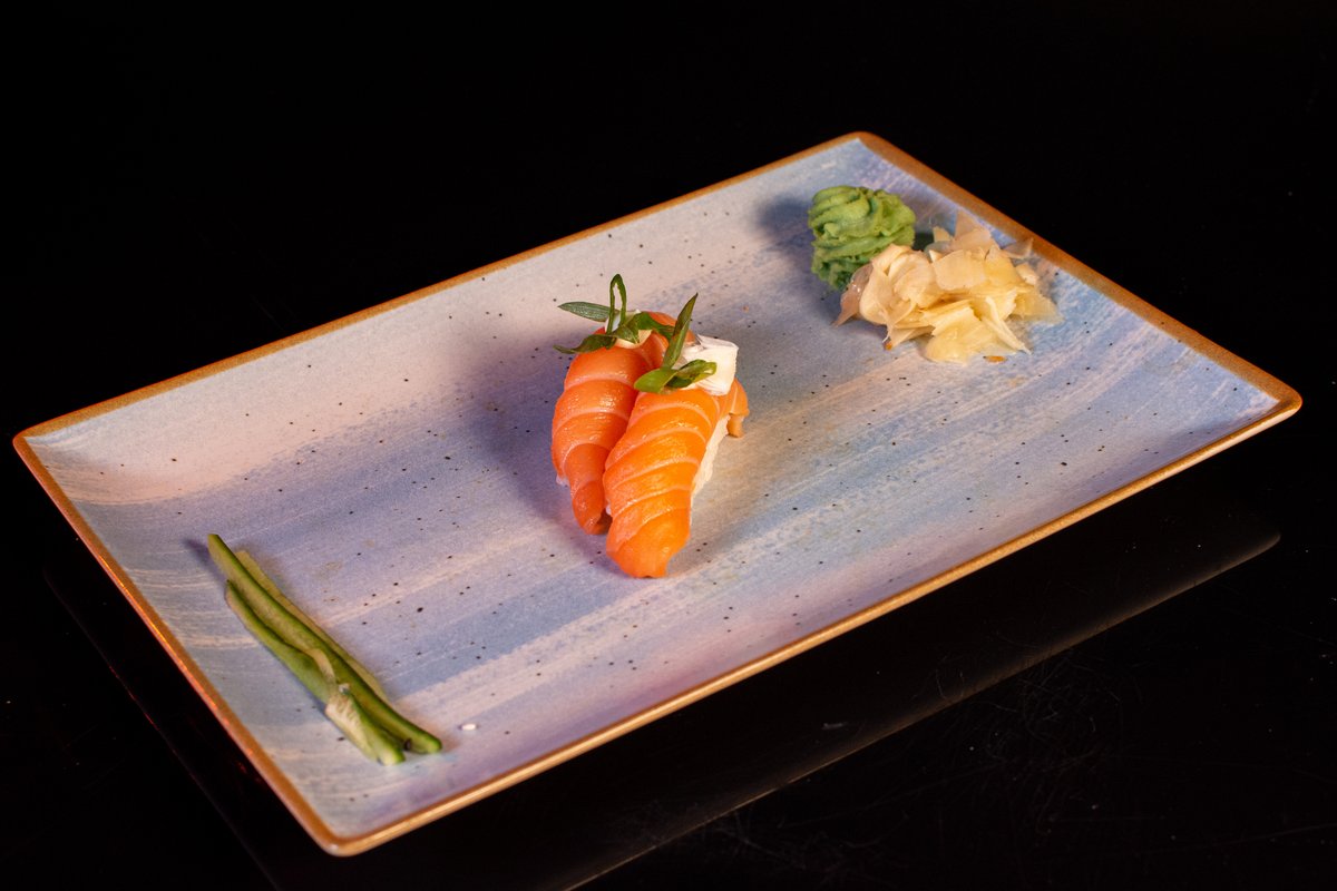 Nigiri cu somon and ceapa verde