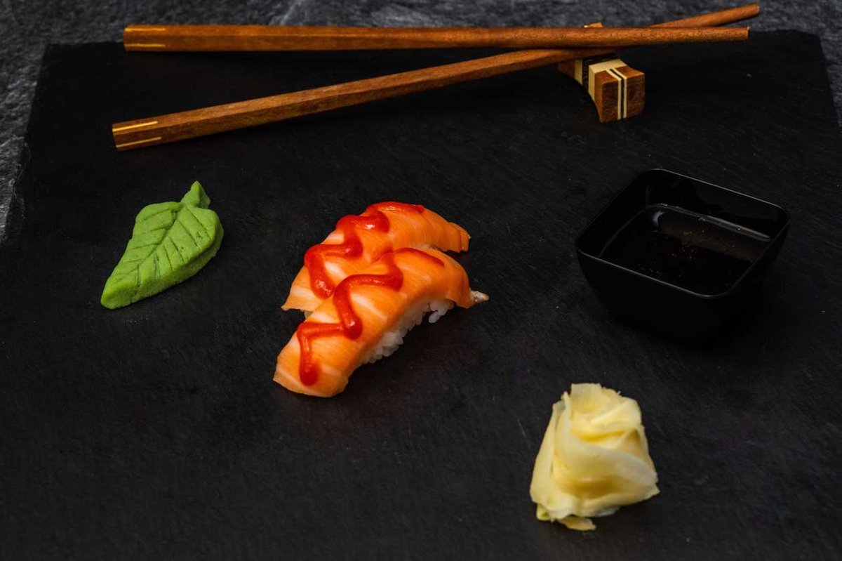 Nigiri cu somon picant