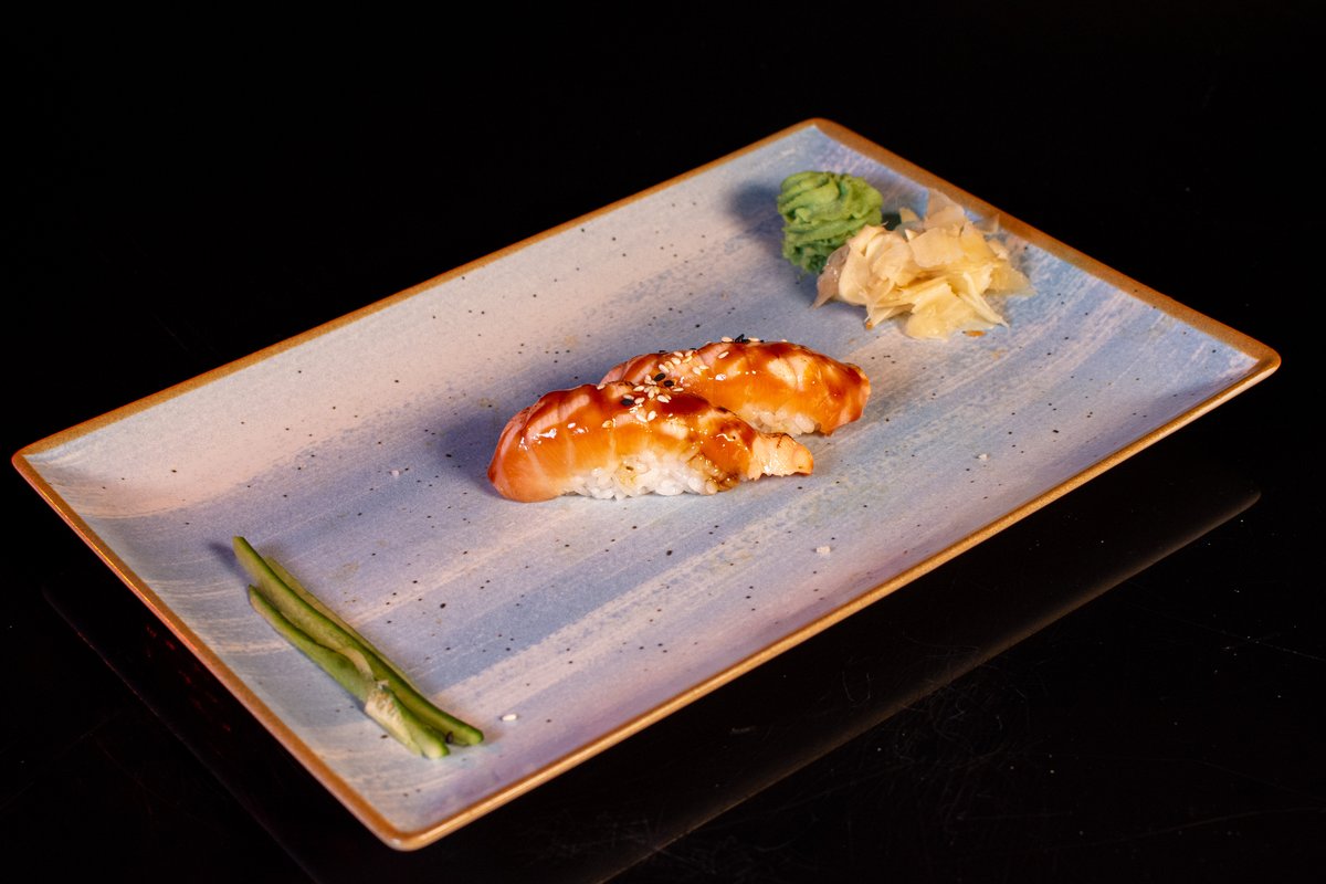 Nigiri cu somon teriyaki flambat