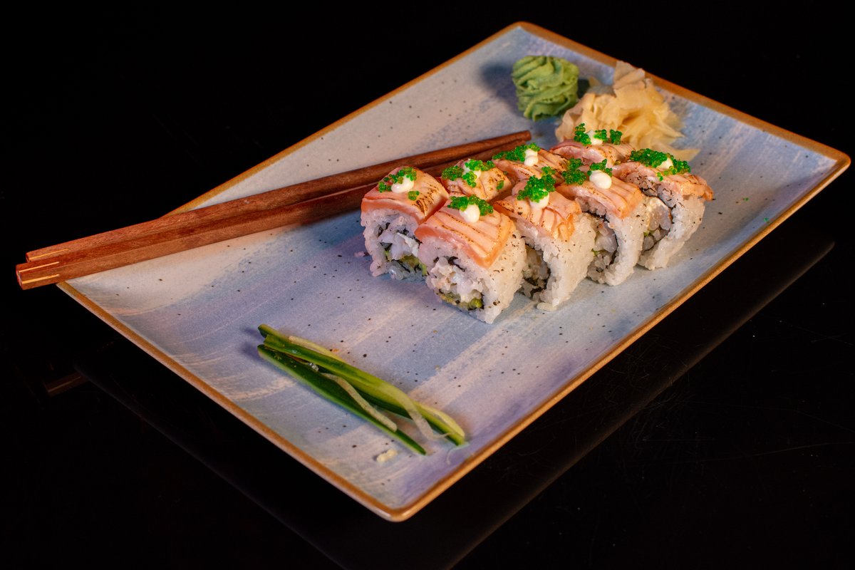 Roll crevete-somon and wasabi tobiko