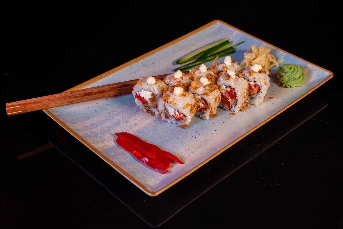 Roll somon and ceapa caramelizata