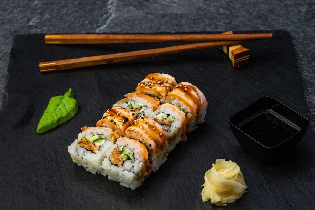 Roll somon teriyaki flambat