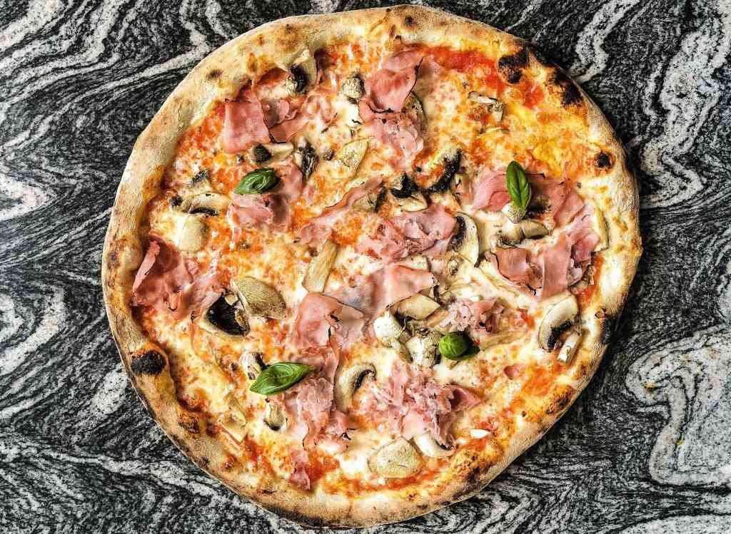 Pizza prosciutto e funghi