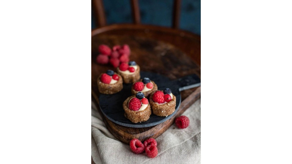 Mini tarta cu jeleu de zmeură , fructe de pădure și vanilie