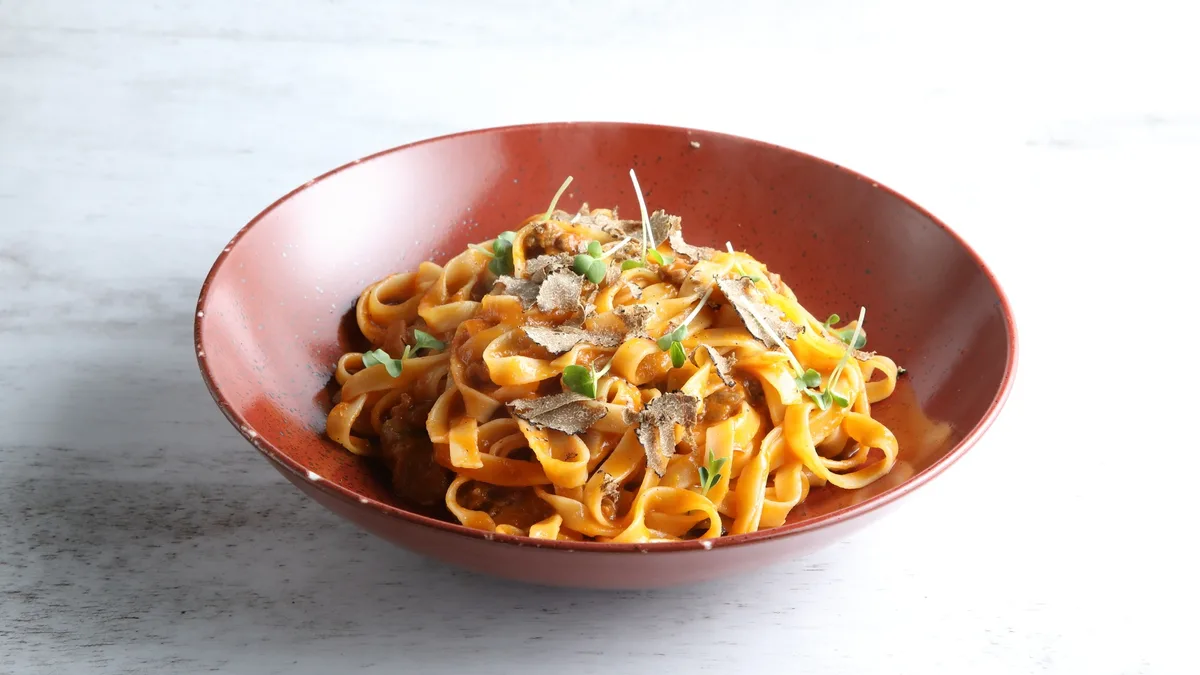 Ταλιατέλες με Μοσχαράκι Ragù και Φρέσκια Μαύρη Τρούφα