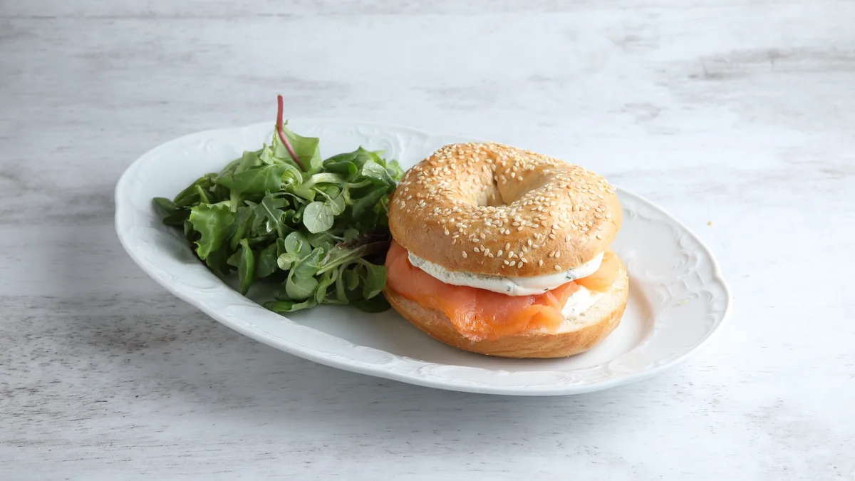 Bagel με Καπνιστό Σολομό και Cream Cheese