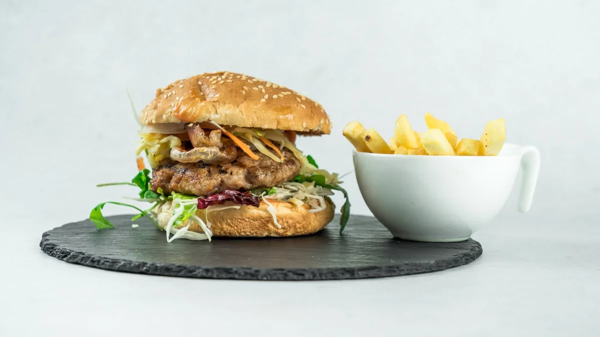 Burger sa špekom i pommes frites