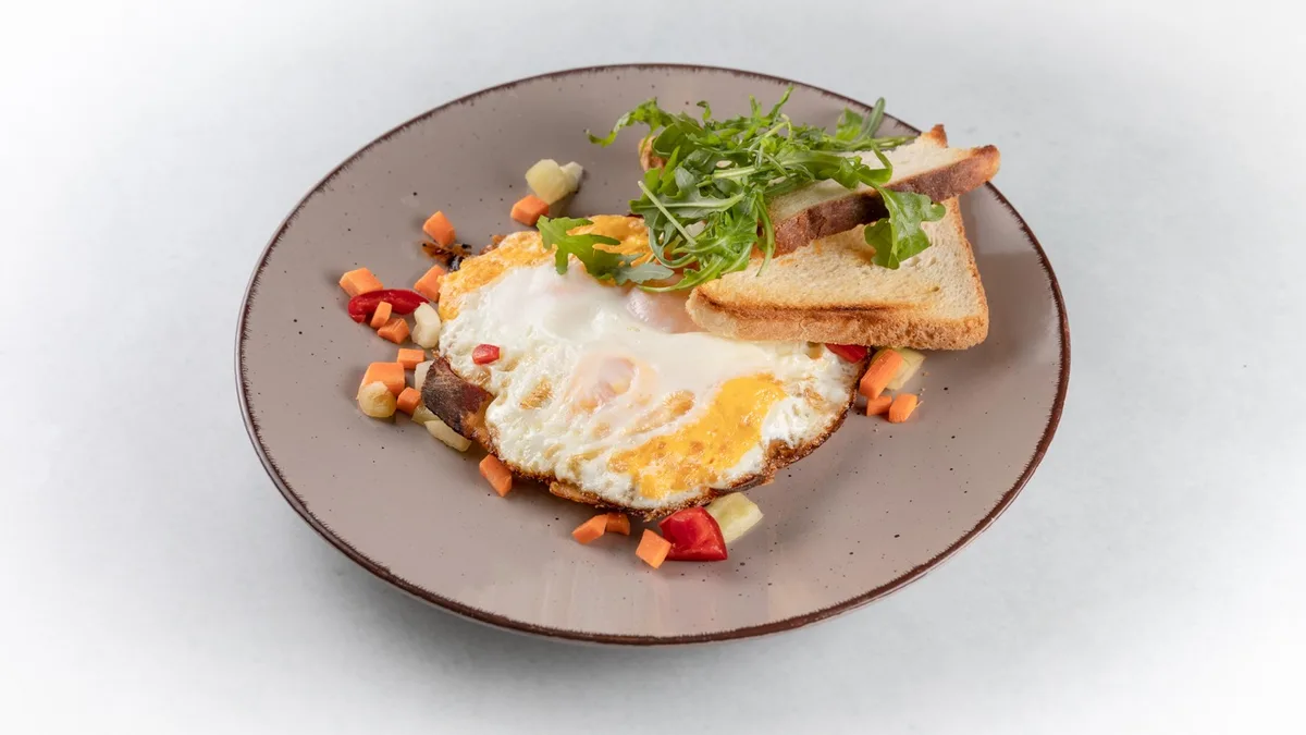 Omlet s dimljenim sirom i tostom