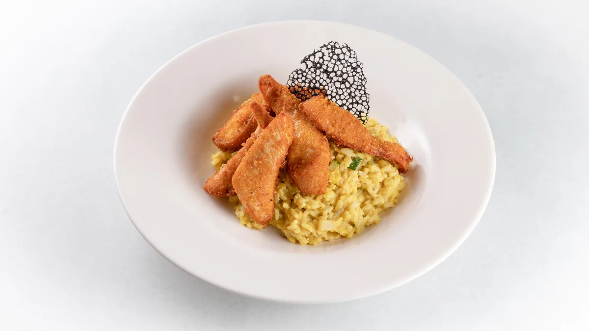 Panirani pileći štapići na rižotu s tikvicama i curry umakom