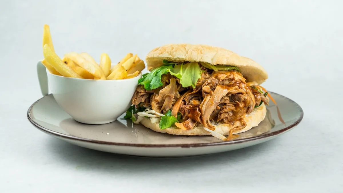 Pulled pork lepinja s joulien salatom i pommes frites