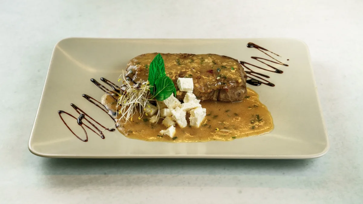 Ramstek punjen feta sirom u umaku od vlasca