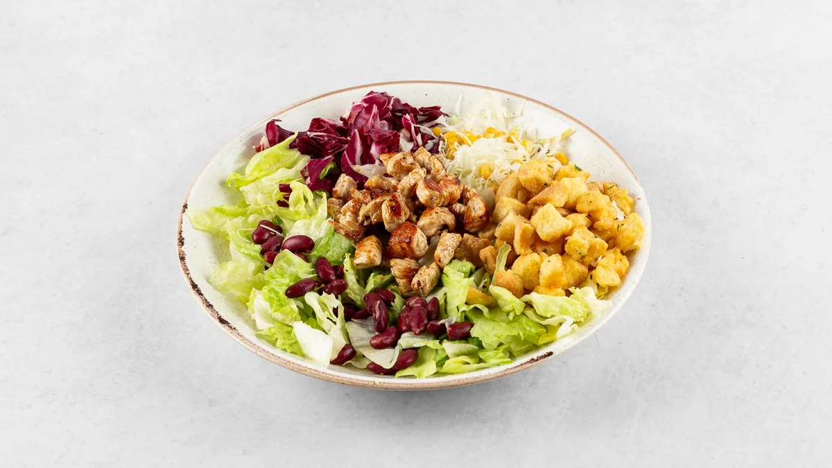 Salata s paniranim štapićima puretine