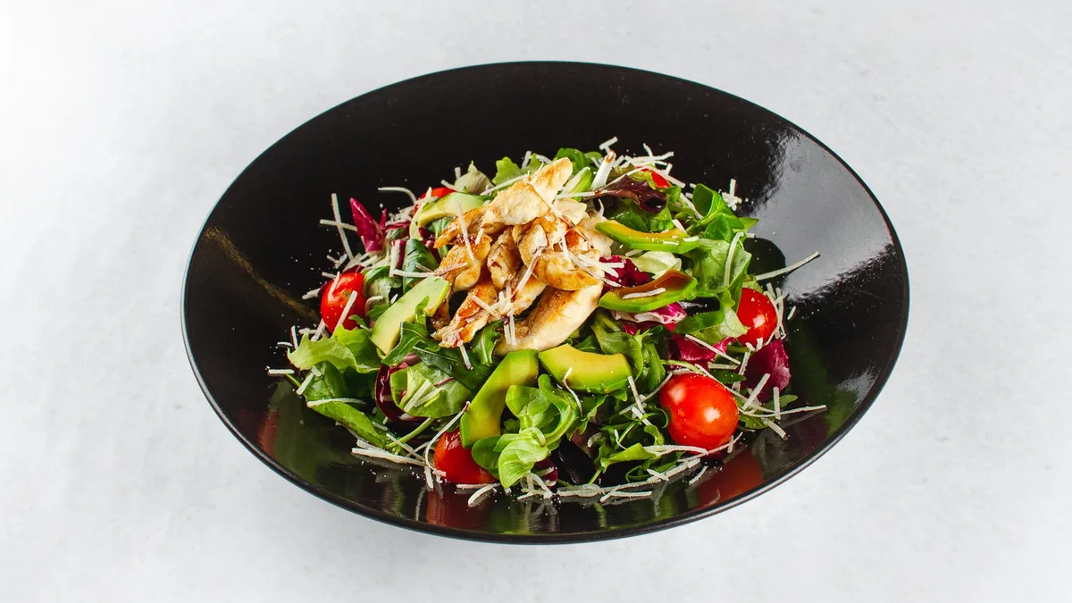 Salata s piletinom i dressingom vrhnja