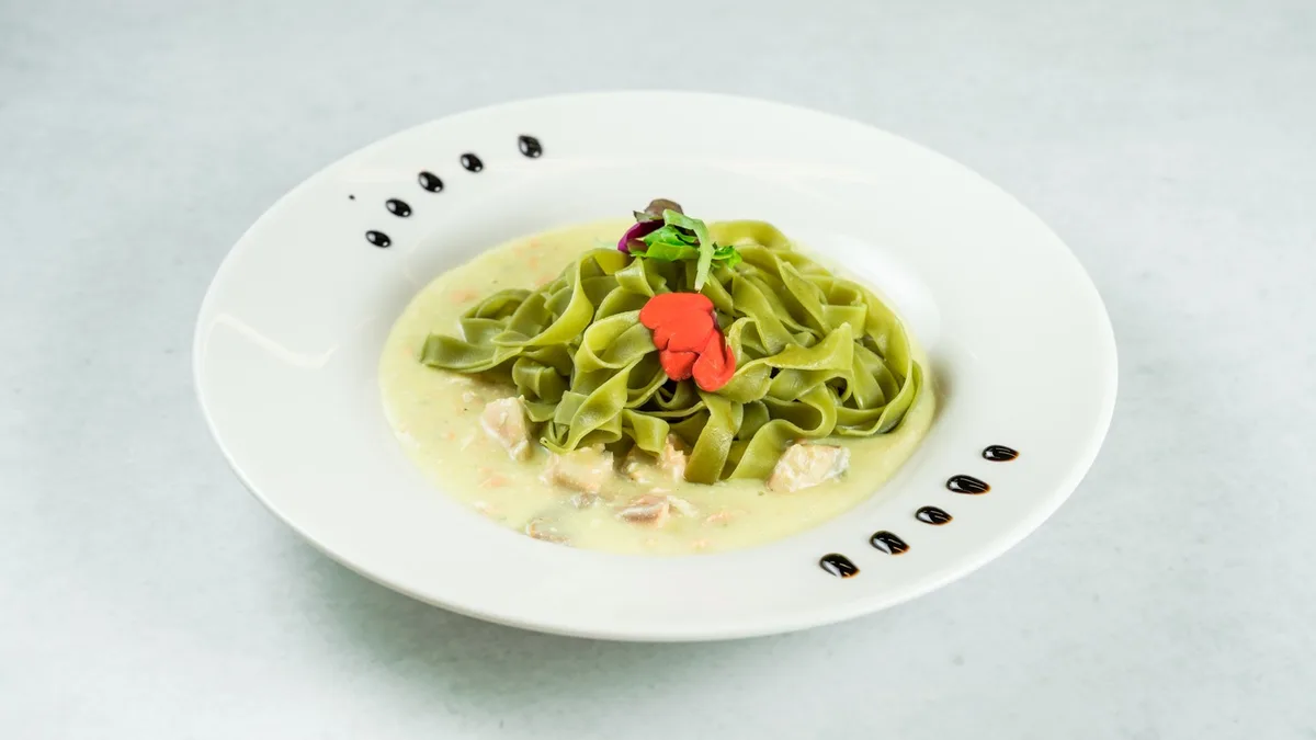 Zeleni rezanci s lososom i parmezanom